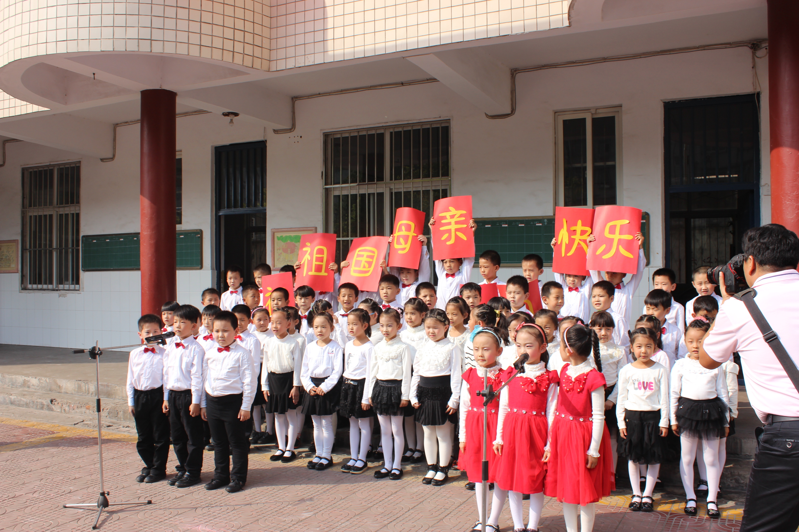 河南省平顶山市新华区联盟路小学举行唱国歌