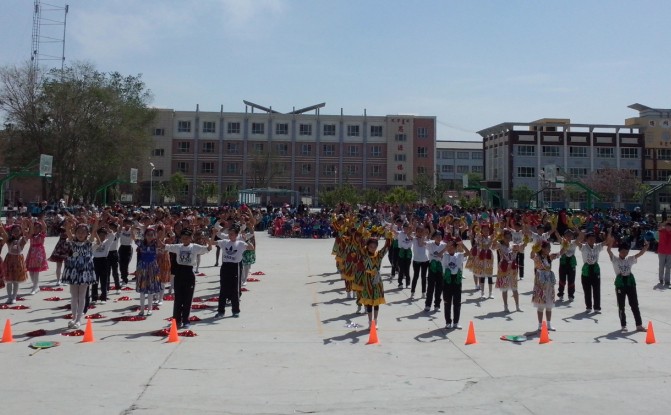 博湖县第一小学开展校园特色集体舞比赛 - 红领