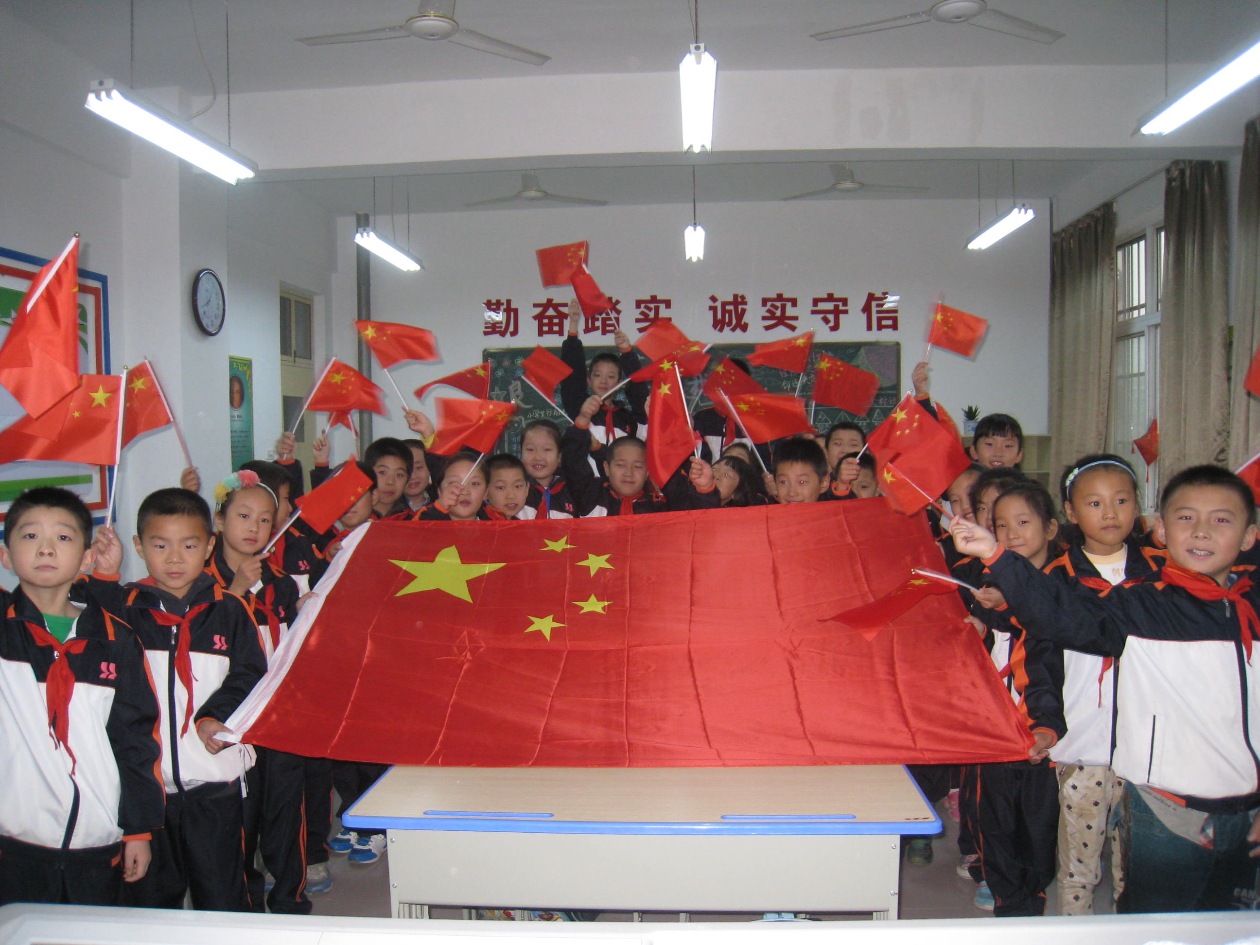我与国旗合张影 - 2014中国北京国际少年儿童