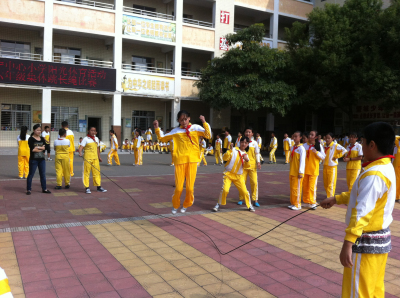 永宁中心小学阳光体育活动--六年级集体跳长绳