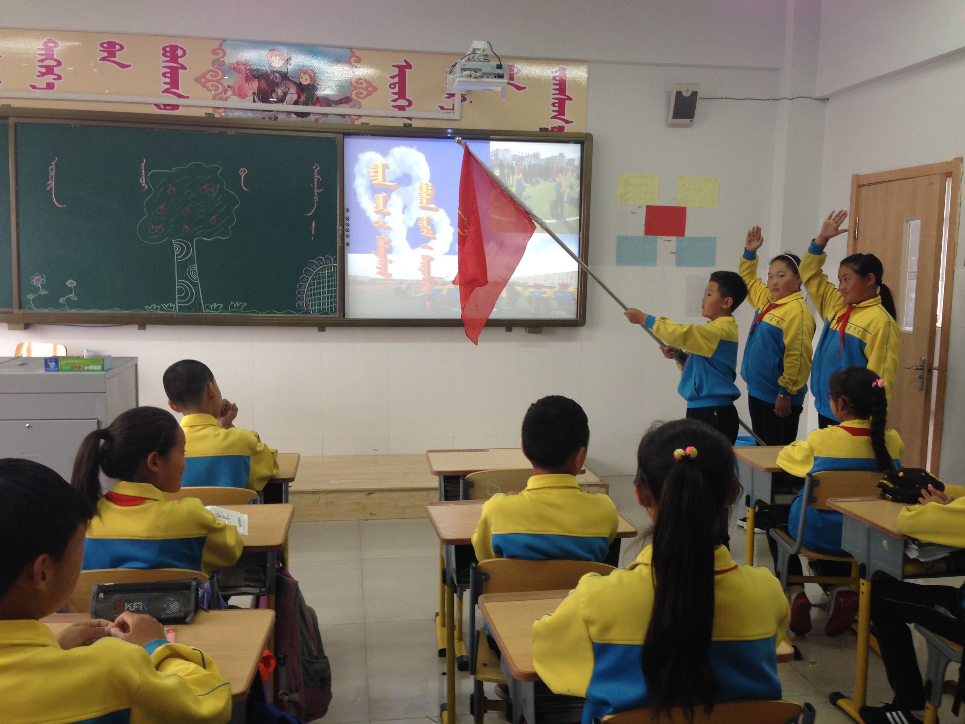 锡林浩特市蒙古族第二小学组织学生开展了《节