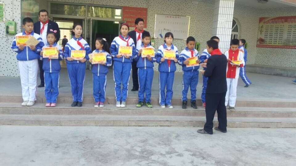 且末县小学庆祝中国少年先锋队建队66周年