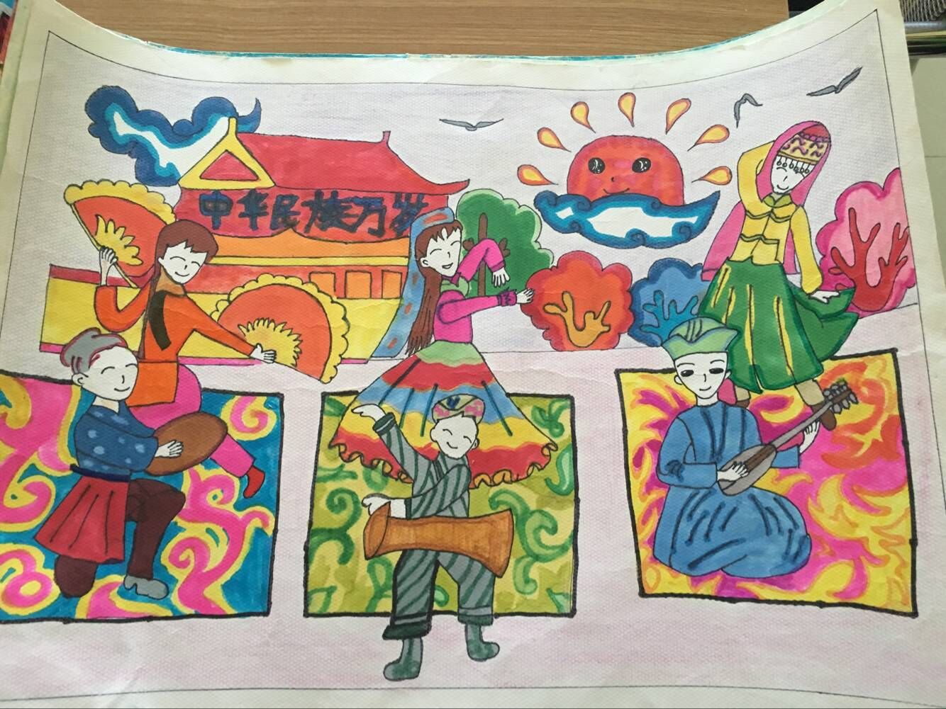 尉犁县第一小学开展"民族团结一家亲"绘画,手工制作比赛