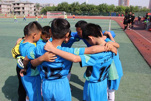 中心路小学荣获郑州市市长杯 足球超级联赛冠